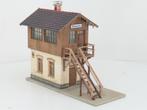POLA 330914 Stellwerk Schönweiler Gebouwd model (grootspoor, Hobby en Vrije tijd, Modelbouw | Figuren en Diorama's, Ophalen of Verzenden
