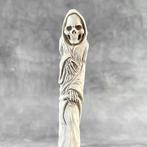 Snijwerk, -NO RESERVE PRICE - A grim reaper carving from a, Antiek en Kunst