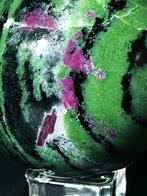 Ruby Zoisite Sphere met zwarte biotiet-inclusies — Ø 85mm --