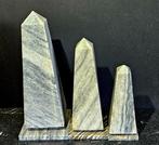 Figuur - Marmer, trio obelisken