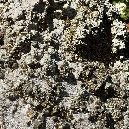 marcasiet Kristallen op matrix - Hoogte: 11 cm - Breedte: 8, Verzamelen, Mineralen en Fossielen