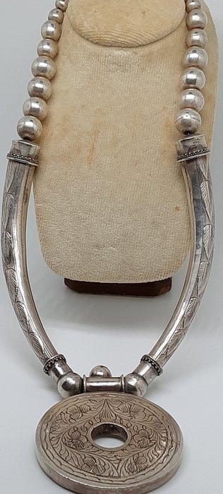 Vintage ketting met grote ronde hanger - Zilver - Azië, Antiek en Kunst, Kunst | Niet-Westerse kunst