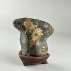 Japanse Suiseki-steen met chrysanthemum-kristalvorming en