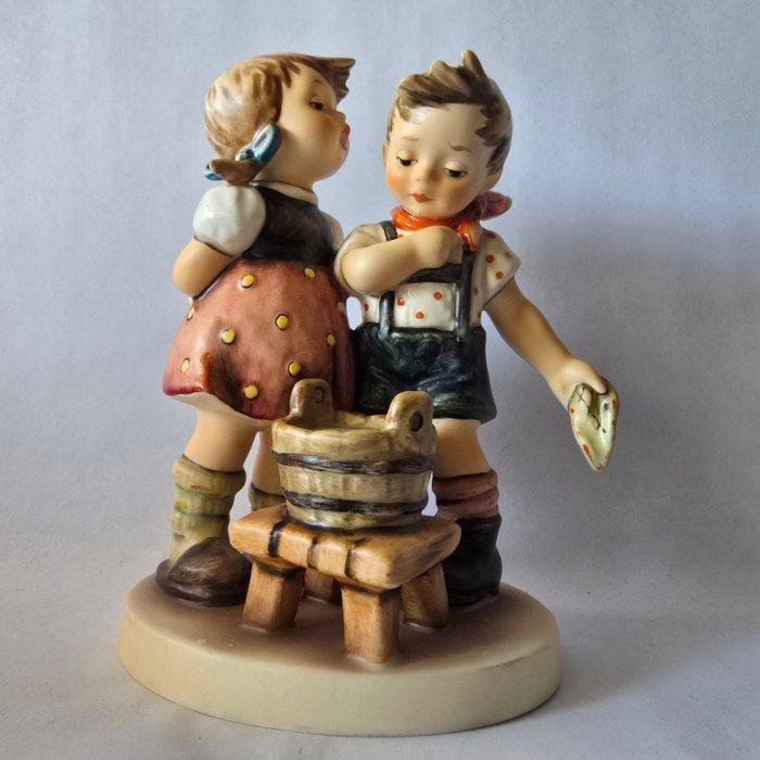 Goebel - Beeldje - Hummel #412 - Bath Time - TMK7 -, Antiek en Kunst, Curiosa en Brocante