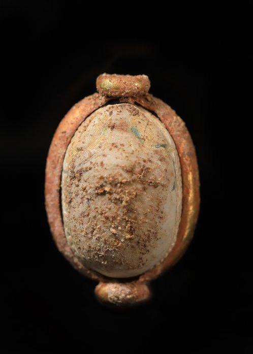 Oud-Egyptisch Speksteen Scarabaeus in een gouden montuur, Antiek en Kunst, Antiek | Overige Antiek