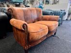 Schitterend Old Vintage Chesterfield 2 zitsbankje bruin leer, Huis en Inrichting, Banken | Bankstellen, Ophalen, Gebruikt, CHESTERFIELD