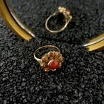 Gouden entourage ring met bloedkoraal | Vintage, Sieraden, Tassen en Uiterlijk, Ringen, Gebruikt, Overige kleuren, Ophalen of Verzenden
