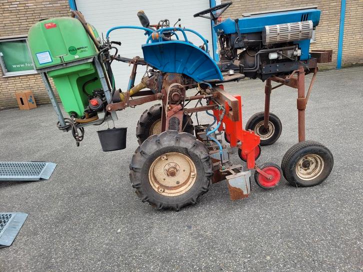 Iseki tx 1300 verhoogd met kappenspuit en toebehoren, Zakelijke goederen, Agrarisch | Tractoren, Gebruikt, tot 2500, tot 80 Pk