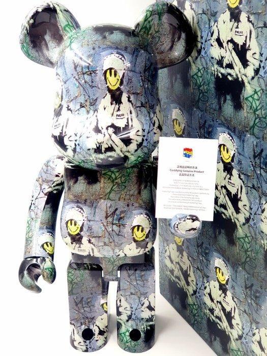 Medicom Toy x Banksy - Be@rbrick 1000% (Riot cop) 2021, Antiek en Kunst, Kunst | Designobjecten