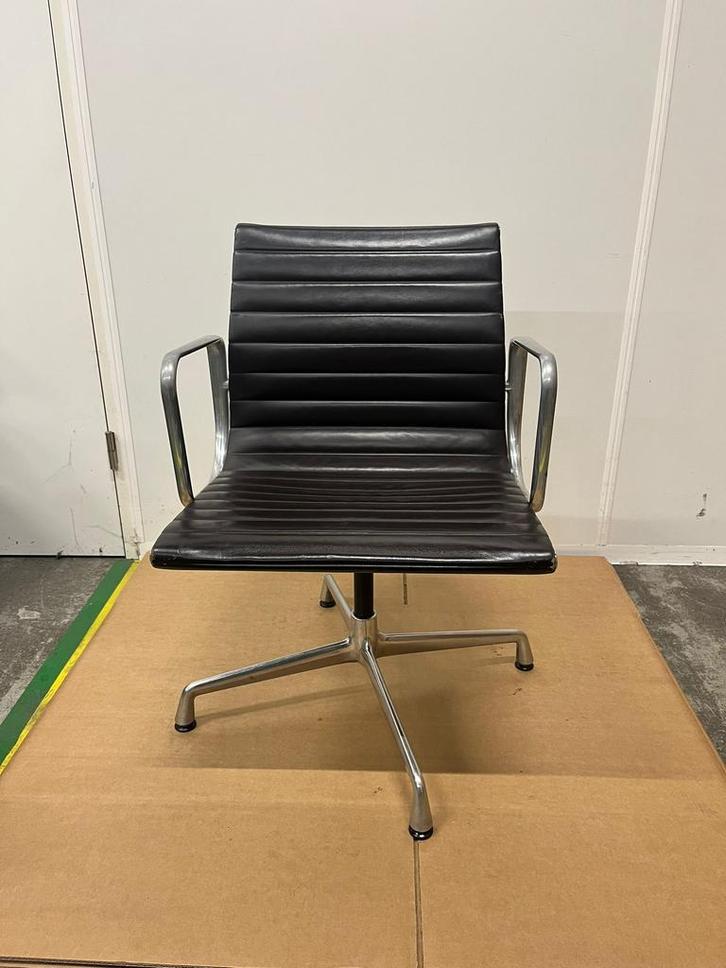 Vitra Eames Ea 108 Gemaakt van Origineel Bruin Leer, Huis en Inrichting, Bureaustoelen, Bureaustoel, Bruin, Zo goed als nieuw