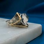 Artistieke zilveren ring met gouden lijnen (robuust), Sieraden, Tassen en Uiterlijk, Ringen, Gebruikt, Overige kleuren, 20 of groter