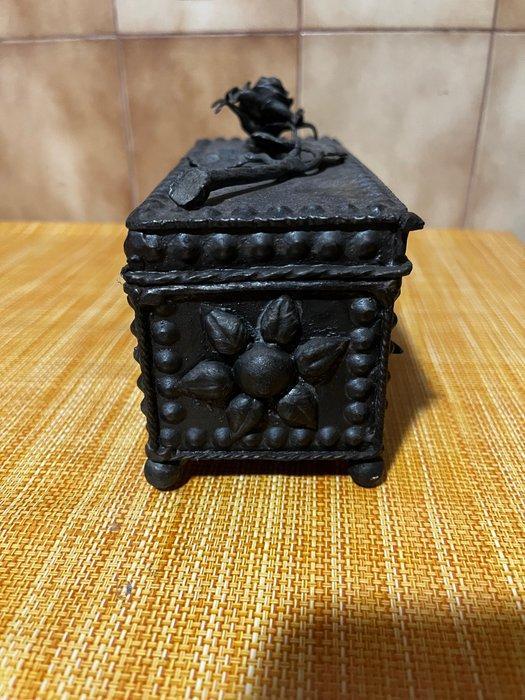 Kist (2) - Smeedijzer - Doos van versterkt ijzer, Antiek en Kunst, Curiosa en Brocante