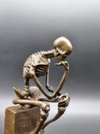 Beeld, Bronze Skeleton Thinker on Marble - 15 cm - Brons,