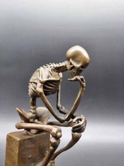 Beeld, Bronze Skeleton Thinker on Marble - 15 cm - Brons,, Antiek en Kunst, Curiosa en Brocante