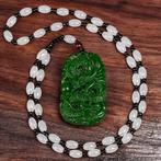 Jade hanger met witte agaat ketting - Hoogte: 390 mm -