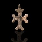 Byzantijns Bronzen kruis hanger met de vijf wonden van