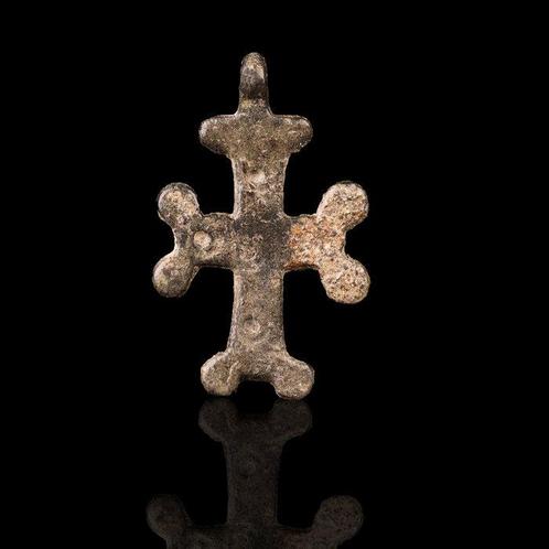 Byzantijns Bronzen kruis hanger met de vijf wonden van, Antiek en Kunst, Antiek | Overige Antiek