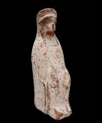 Oud-Grieks Godin Persephone zittend op een troon