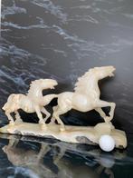 sculptuur, Twee steigerende hengsten op (vast) plateau -