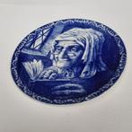 Deflts blauw bord oude vrouw Boch Frères La Louviere Belgium, Antiek en Kunst, Antiek | Wandborden en Tegels, Verzenden