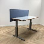 Tweedehands Aspa Zit-sta bureau met akoestische wand blauw,, Huis en Inrichting, Bureaus, Ophalen of Verzenden, In hoogte verstelbaar