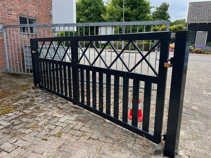Hoge Eindejaars Korting, poort op Foto 1 t/m 4 moeten er uit, Tuin en Terras, Tuinpoorten, Nieuw, IJzer, Schuifpoort, 150 tot 200 cm