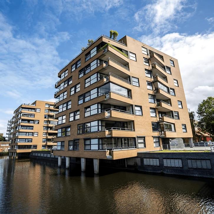 Gemeubileerd appartement met balkon en privéparkeerplaats, Huizen en Kamers, Huizen te huur, Direct bij eigenaar, Amsterdam, Appartement