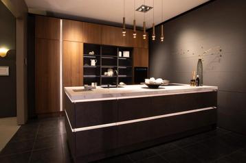 High-end notenhouten eilandkeuken met luxe BORA apparatuur! beschikbaar voor biedingen