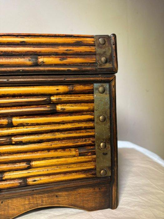 Kist - Antieke Kist met Bamboe Front en Messing Hoeken -, Antiek en Kunst, Curiosa en Brocante