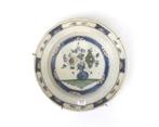 Een polychrome aardewerk schotel, Delft, 2e helft 18e eeuw, Antiek en Kunst