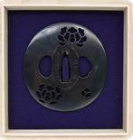 Tsuba: Lelies (NBTHK Hozon Tosogu) Inschrijving: Kofu-Ju, Antiek en Kunst, Antiek | Overige Antiek