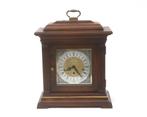 Een houten schouwpendule, VS, 20e eeuw