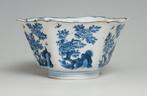 A blue and white floral hexagonal bowl with unusual mark, Antiek en Kunst, Antiek | Porselein, Ophalen