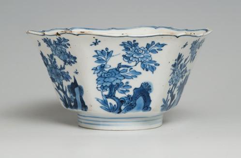 A blue and white floral hexagonal bowl with unusual mark, Antiek en Kunst, Antiek | Porselein, Ophalen