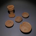 Oud-Egyptisch Terracotta GEEN VEILING Cup en vier schalen
