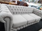 Origineel Showmodel ! Taupe 3-zits Chesterfield bank € 995,-, Huis en Inrichting, Banken | Bankstellen, Ophalen, CHESTERFIELD