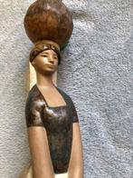Lladró - Beeldje - Girl to the Fountain - Grès