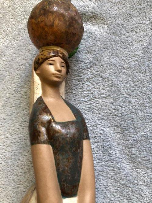 Lladró - Beeldje - Girl to the Fountain - Grès, Antiek en Kunst, Antiek | Glas en Kristal