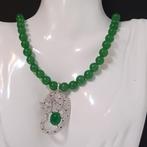 Parelkettinkje en groene agaat met een panter geïnspireerd