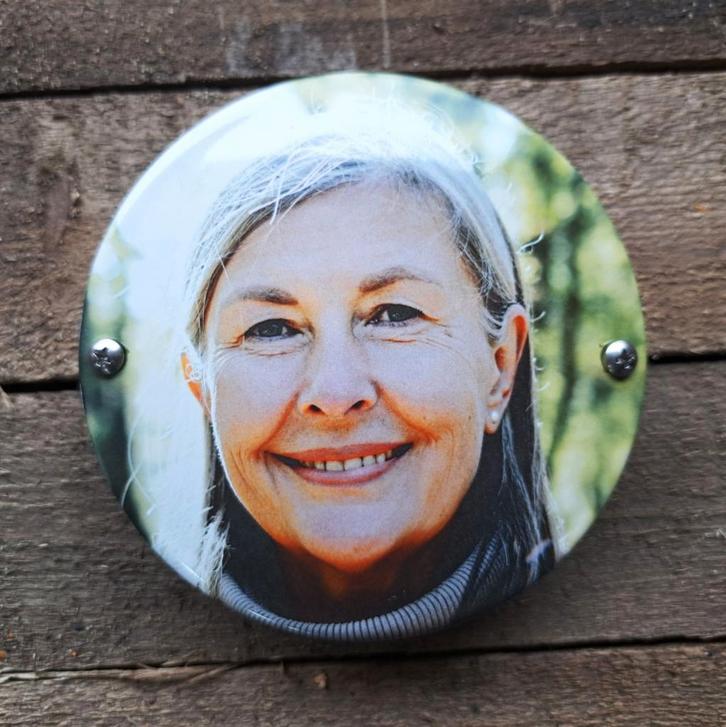 Grafmonument portretfoto op emaille bord in ronde vorm, Verzamelen, Merken en Reclamevoorwerpen, Verzenden