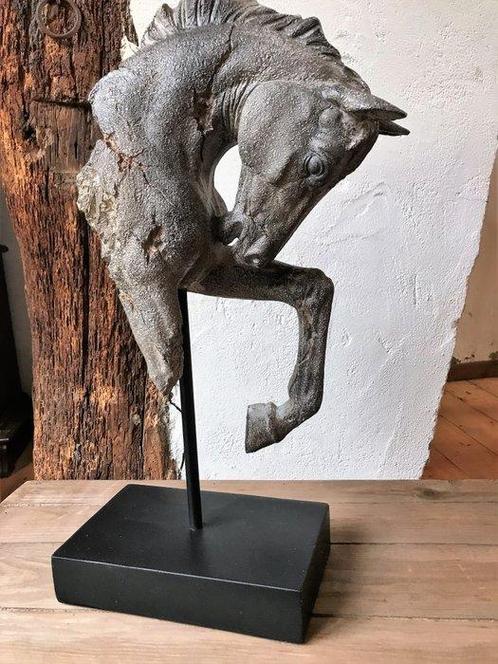 sculptuur, Paard op voetstuk - 43 cm - Polystone/ Resin, Antiek en Kunst, Curiosa en Brocante