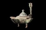 Seltsjoek Bronzen olielamp met drie tuiten en bloemknop, Antiek en Kunst