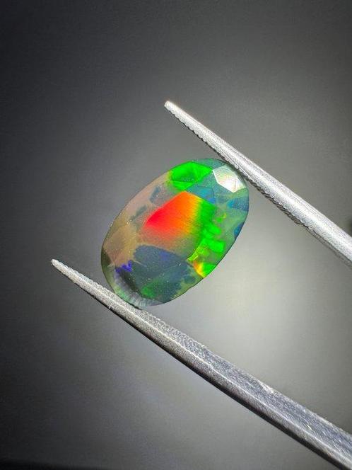 Zwarte, rokerige, gefacetteerde opaal uit Ethiopië. 2,0, Verzamelen, Mineralen en Fossielen