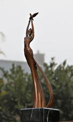 Beeld, release the bird - 39 cm - brons marmer, Antiek en Kunst