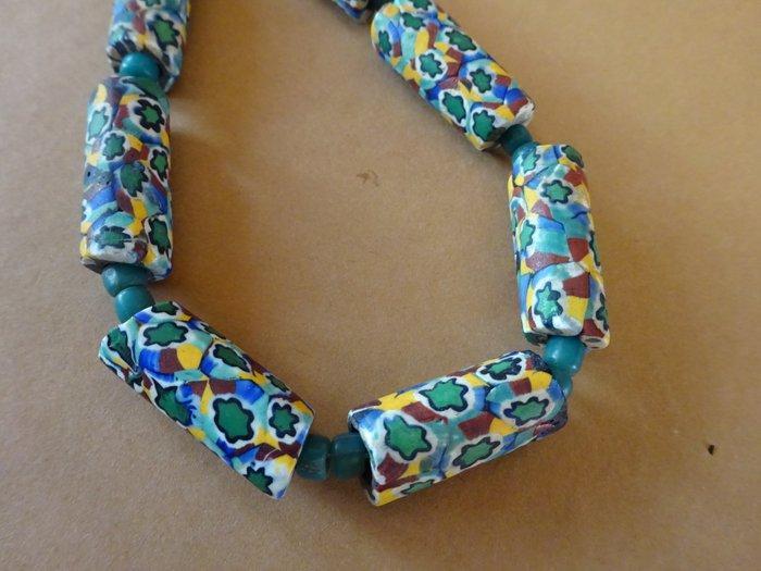 Collier van 13 kralen uit Murano, type Millefiori / Mozaïek,, Antiek en Kunst, Kunst | Niet-Westerse kunst