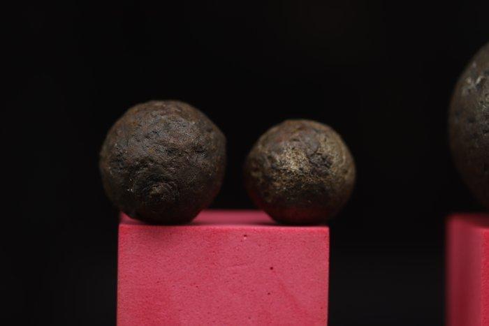 Relikwie - 7 stuks Iron Musket Balls - 18e eeuw, Antiek en Kunst, Antiek | Overige Antiek