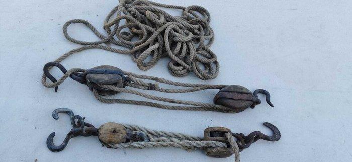 Maritieme objecten (5) - Lot d’anciens palans et poulies, Antiek en Kunst, Curiosa en Brocante