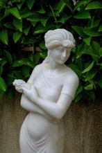 Beeld, Giovane fanciulla con fiori in mano • Grandi