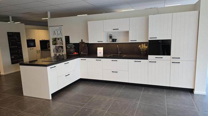 Keller Showroom Keuken Lak Melrose nu slechts 8950,=, Huis en Inrichting, Keuken | Complete keukens, Composiet, Hoogglans of Gelakt