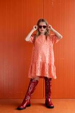 Alijn Jurk met ruffle in de kleur peach  Ammehoela Maat 122, Ophalen of Verzenden, Nieuw, Meisje